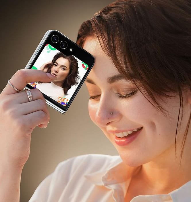 HANIA AMIR POSTED IN HER INSTAGRAM ACCOUNT "AD" SAMSUNG GALAXY ZFLIP5