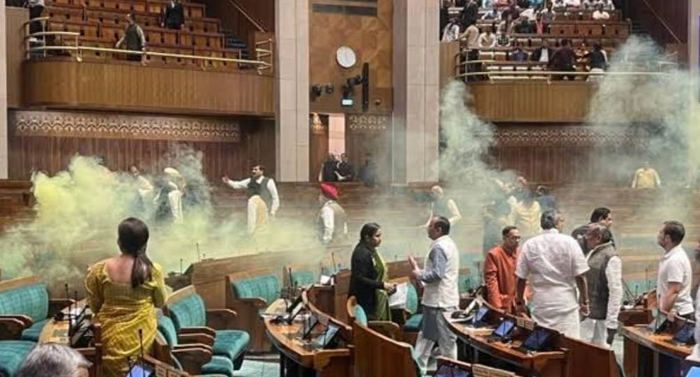 PARLIAMENT ATTACK SMOKE CAN THROWN IN LOKSABHA