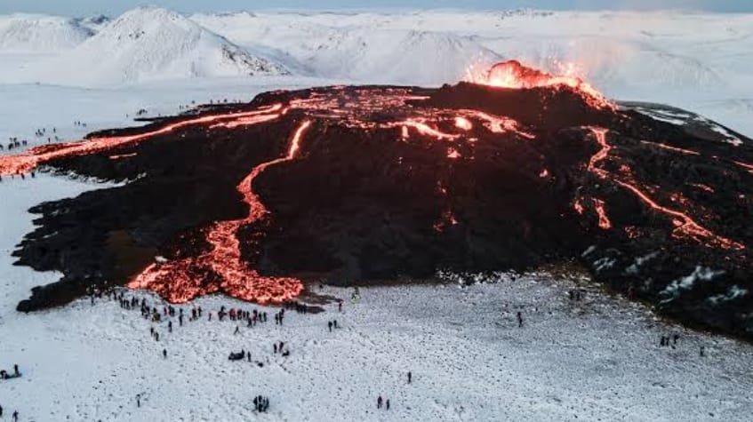 ICELAND VOLACANIC LAVA ERRUPTION CITY