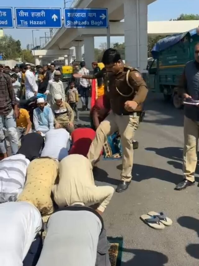 Inderlok viral video A policeman started kicking people who were offering namaz